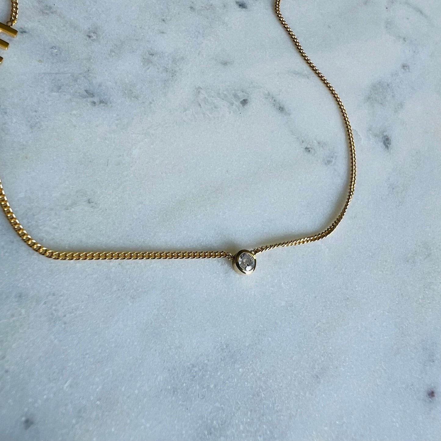 Колие с буква Е и циркон / SAMPLE SALE