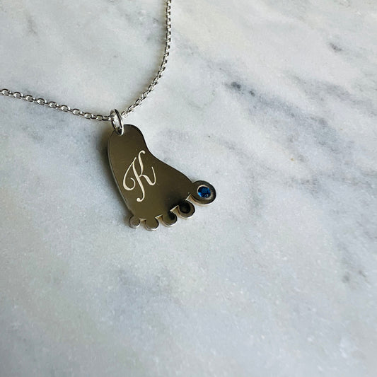 Колие с бебешко краче и буква К / SAMPLE SALE
