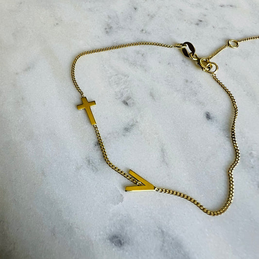 Гривна с кръстче и буква V / SAMPLE SALE